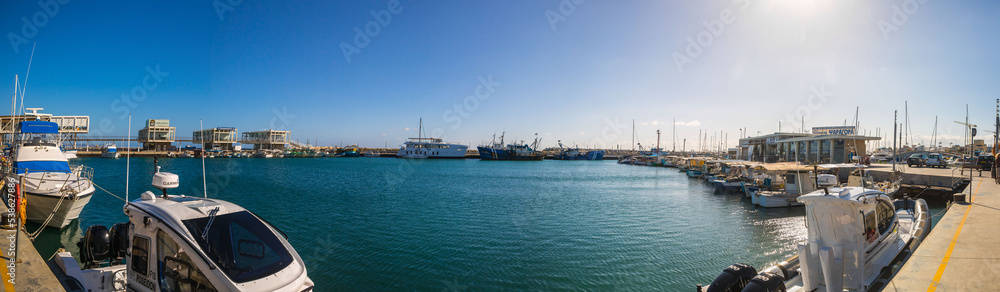 Fischerboote im ruhigen Hafen von Limassol auf Zypern bei wolkenlosem Himmel