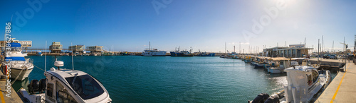Fischerboote im ruhigen Hafen von Limassol auf Zypern bei wolkenlosem Himmel
