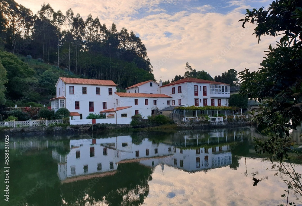 Casas en las inmediaciones del río Lambre en Ponte do Porco, Galicia