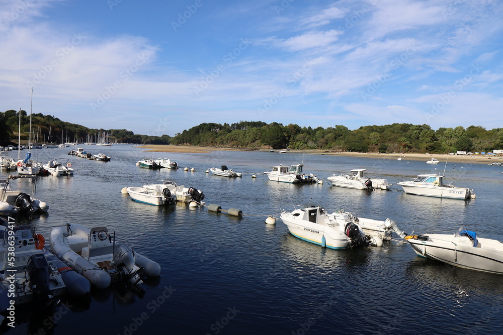 Fototapeta premium Le port de Pouldu Laïta Porsmoric, port de plaisance, village de Clohars-Carnoët, département du Finistère, Bretagne, France