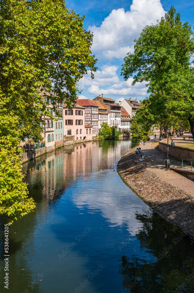 Typische Ansicht am Rande der Straßburger Altstadt auf der vom Fluss Ill umschlossenen Grande Ile im französischen Elsass