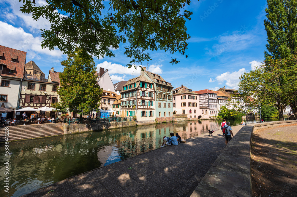 Stadthäuser auf der Grande Ile entlang der Ill in der Straßburger Altstadt im Elsass
