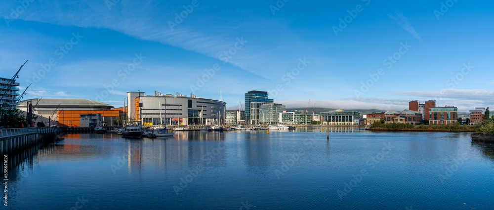 Obraz premium skyline of downtown Belfast with reflections in the calm River Lagan at dawn