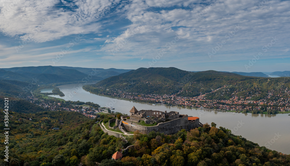 Obraz premium panorama landscape of the Danube Bend in Visegrad with the historic Visegrad Castle on the hilltop