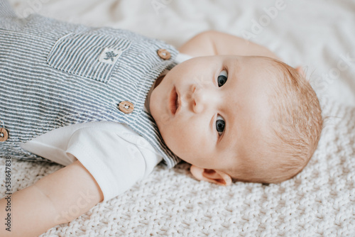 Canvastavla baby with a questioning look at the camera