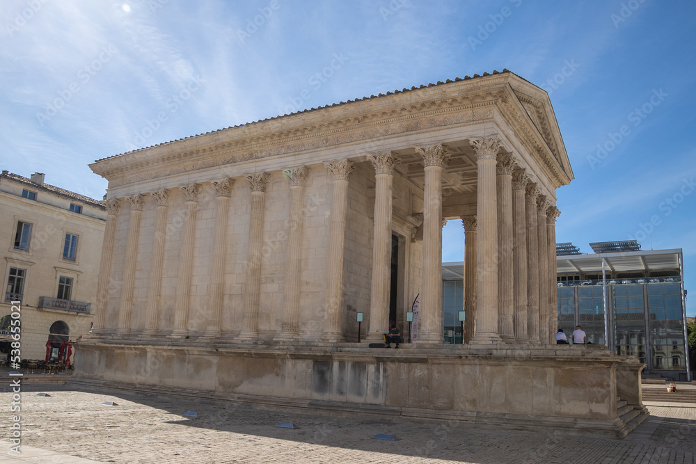 Maison Carrée sous un ciel bleu dans la ville de Nîmes