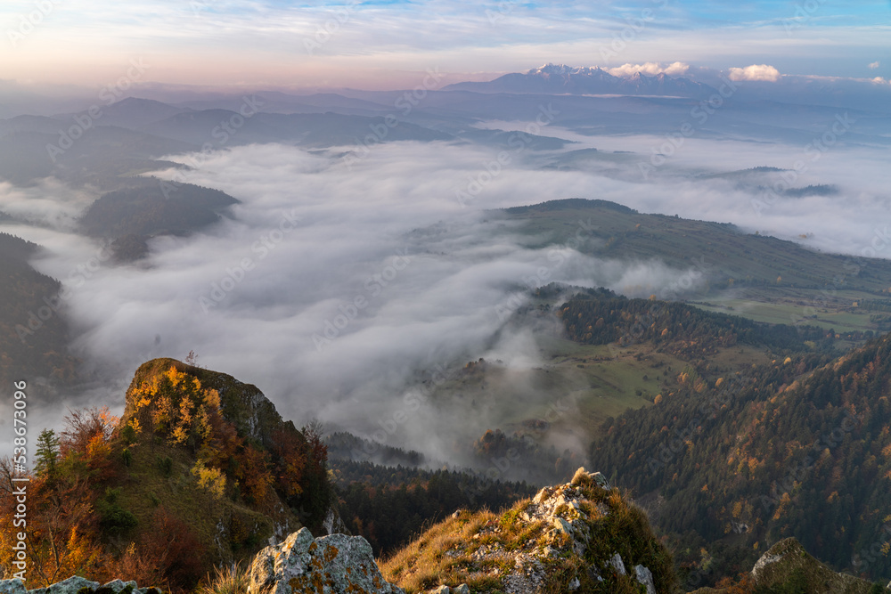 Jesienny widok z Trzech Koron. Autumn view from Trzy Korony.
