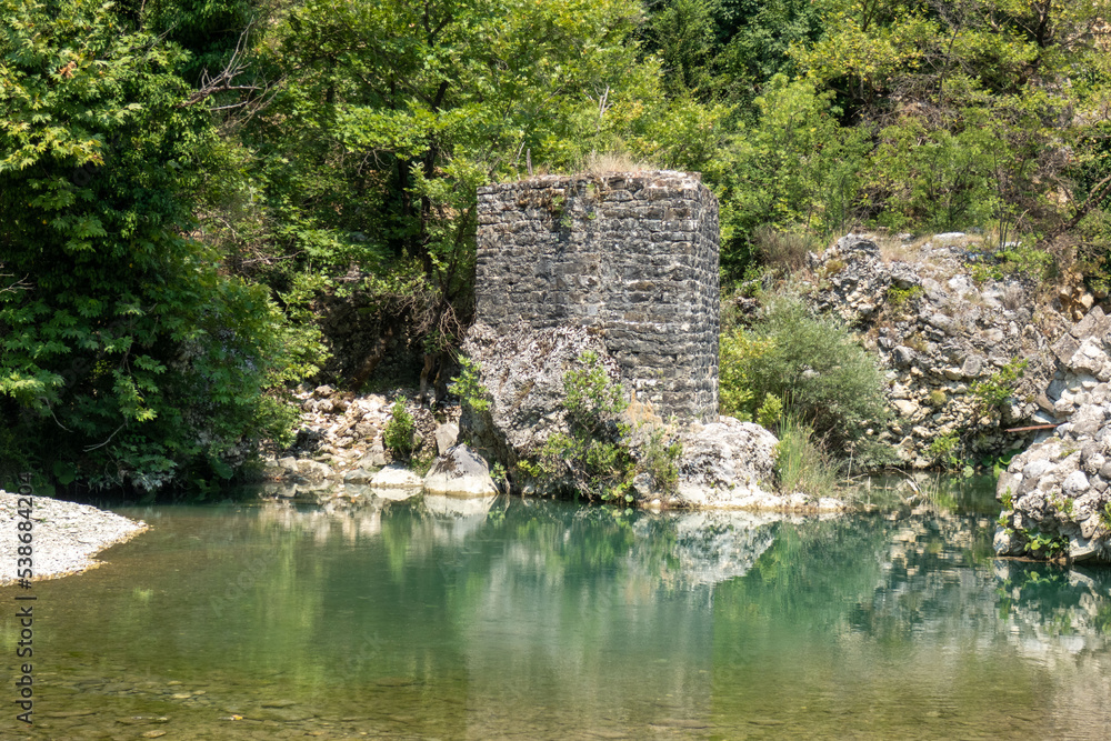 Vestiges d'un pont ottoman caché par la végétation, Albanie Vestiges d'un pont ottoman caché par la végétation, Albanie