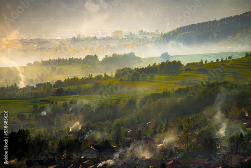 Fototapeta Naklejka Na Ścianę i Meble -  dymy z kominów nad wioską w Beskidach