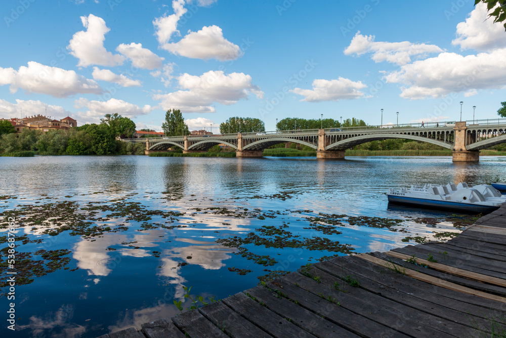 Obraz premium vistas de salamanca desde el rio embarcadero tormes julio 2022