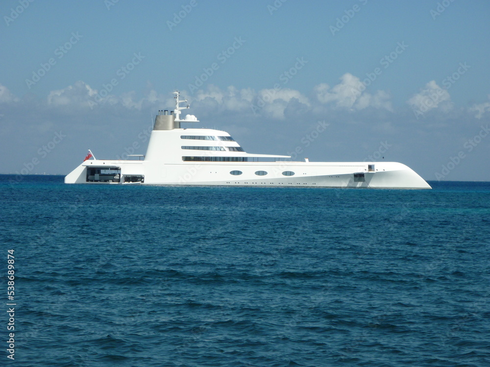 luxury yacht in the sea, yate en el caribe