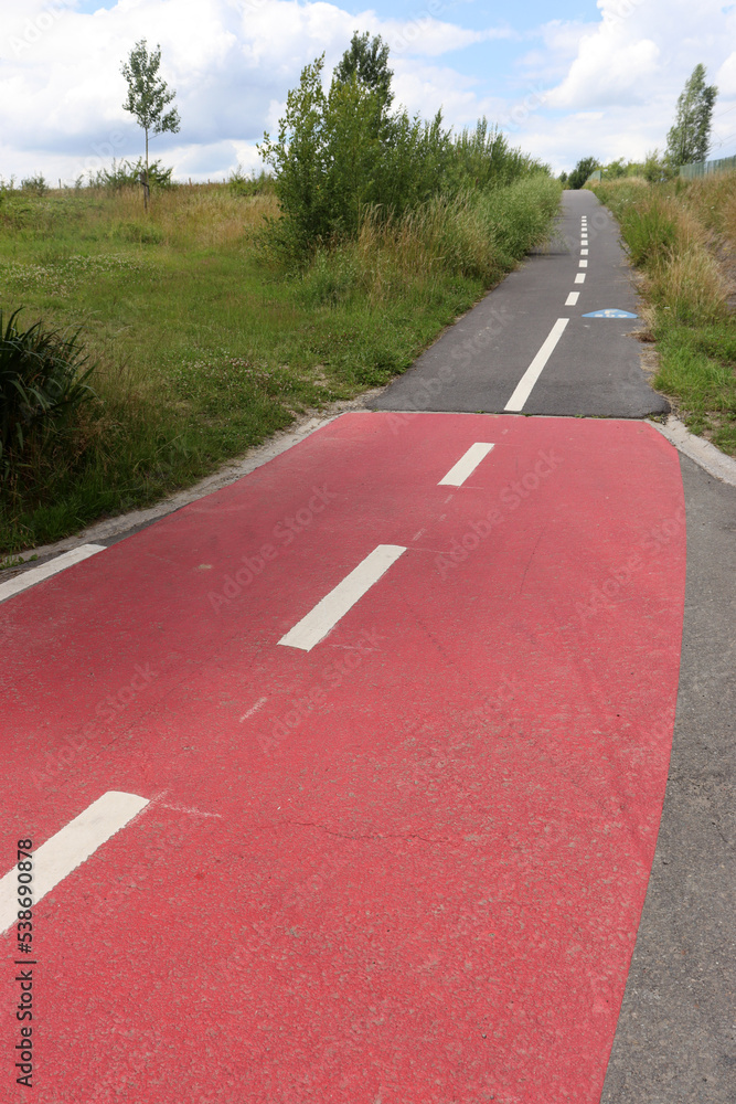 Obraz premium Zweispuriger Fernradweg in Belgien