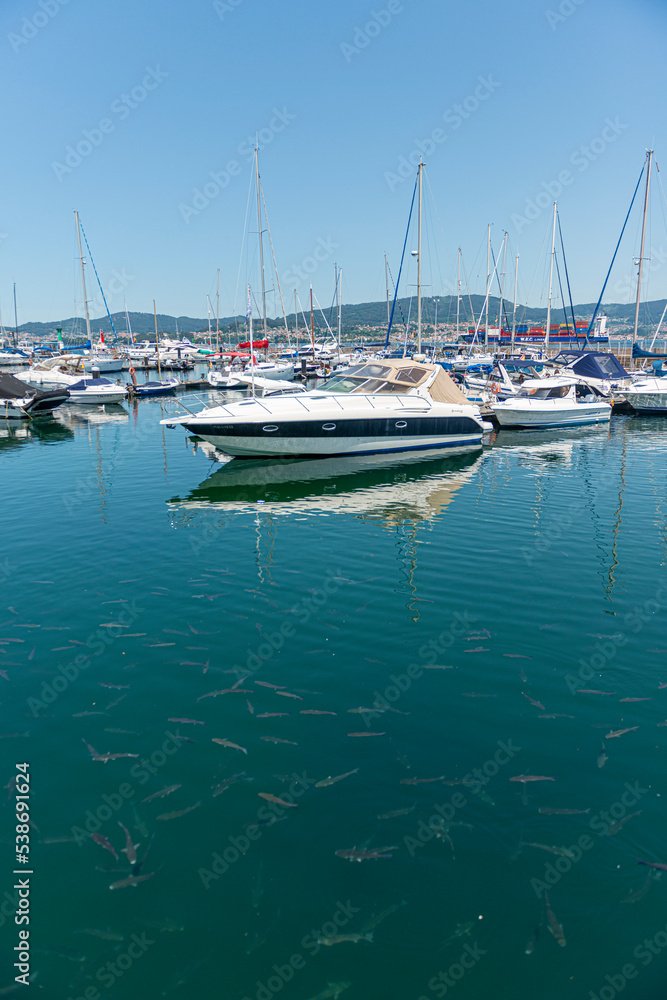 Fototapeta premium puerto de vigo barcos yates barcas 2022 
