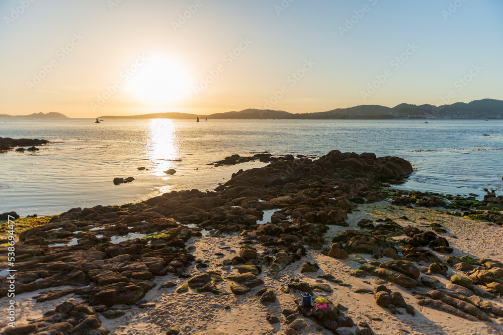 Fototapeta premium ISLAS CIES PUESTA DE SOL DESDE PLAYA DE CARRIL