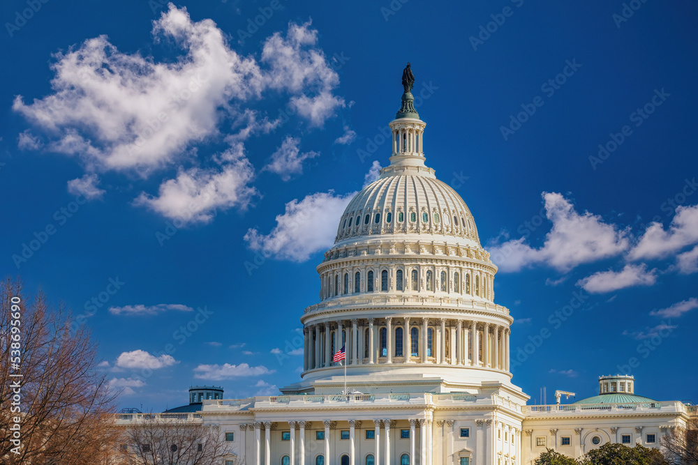 Naklejka premium US Capitol over blue sky at sunny day