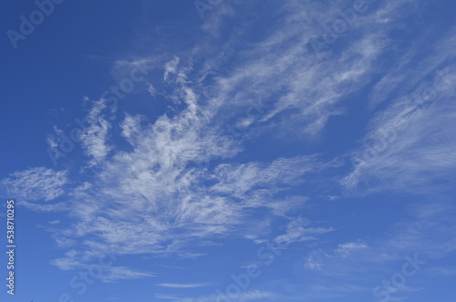 Cielo azzurro nuvole rarefatte photo