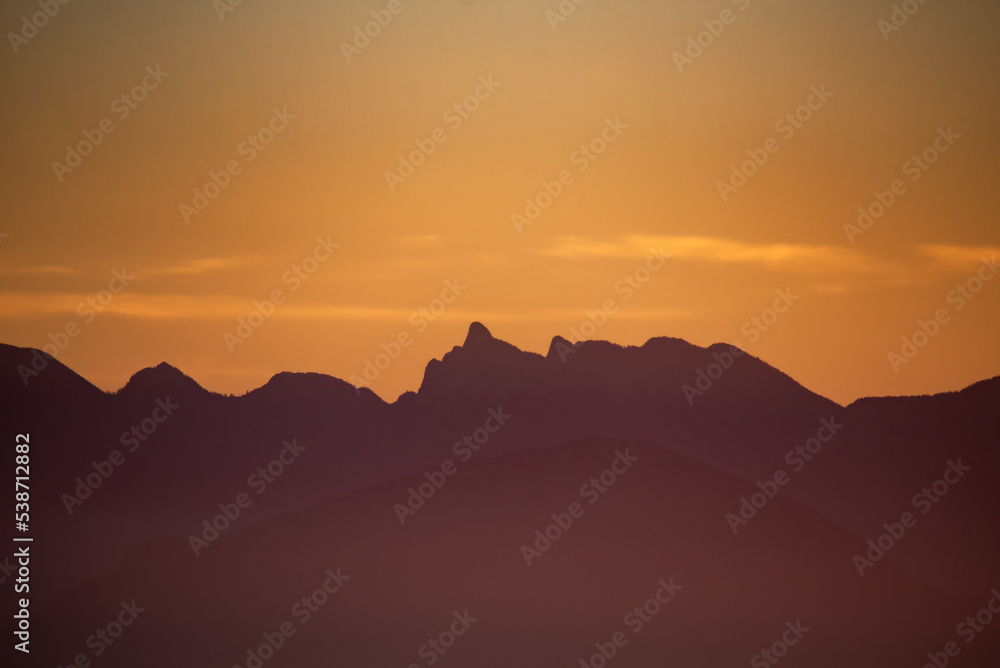 Obraz premium sunset in the mountains