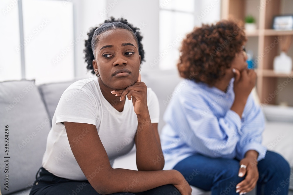 Obraz premium African american women mother and daughter arguing at home