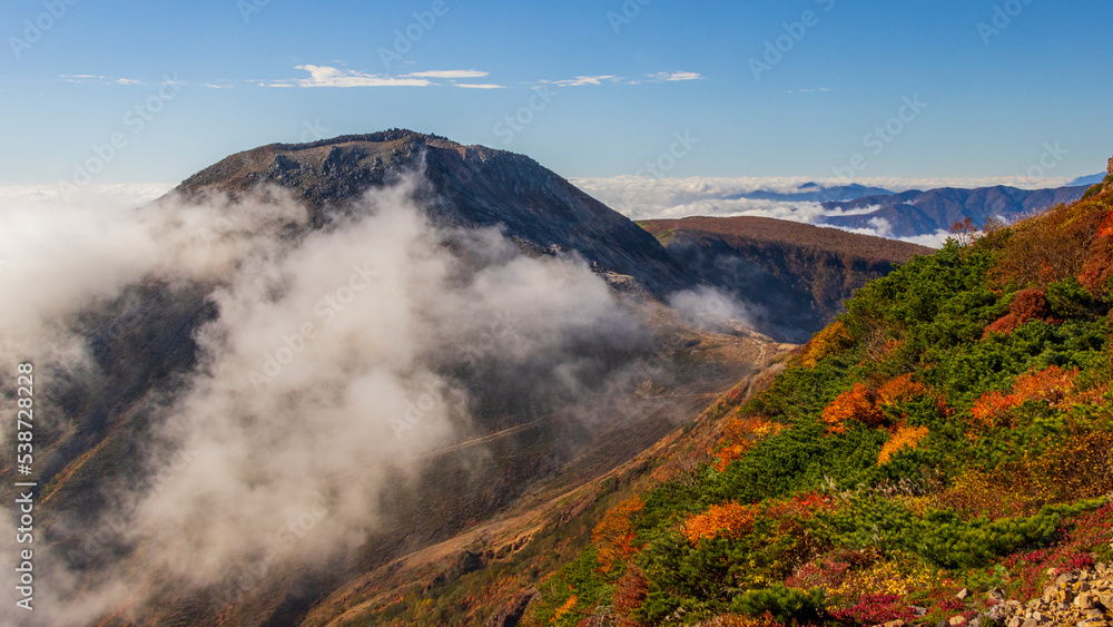 那須岳の紅葉　湧き立つ雲　絶景
