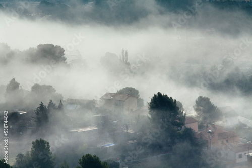 casas sumergidas en la niebla