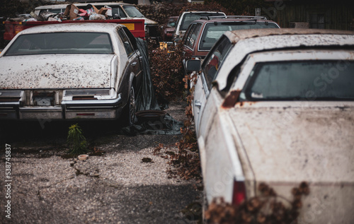 Autos clásicos abandonados estacionados en un desguace.