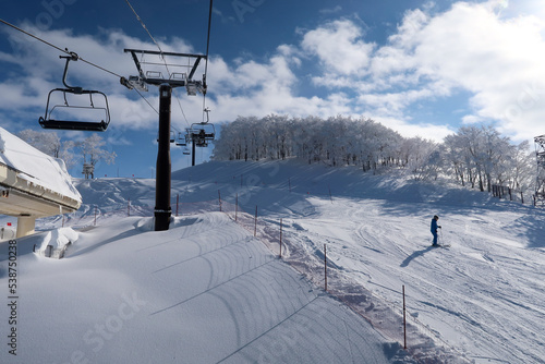 快晴の日本のスキーリゾート © goro20