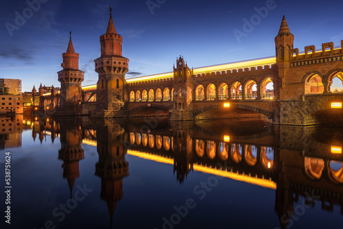 Beleuchtete Oberbaumbrücke in Berlin bei Nacht