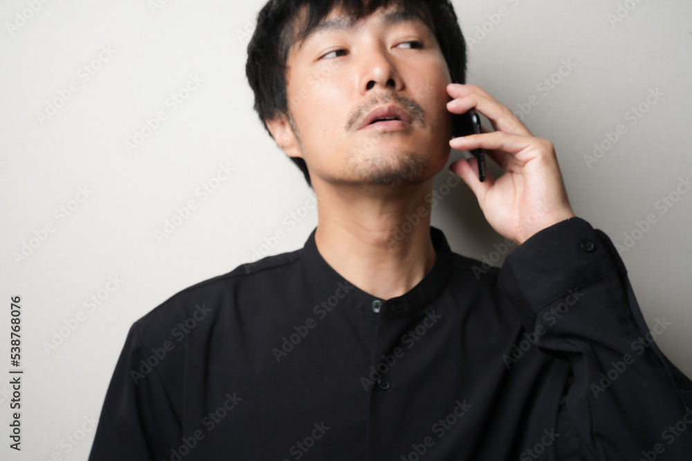 電話をする男性 電話をする男性