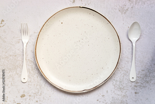 Foto white empty ceramic plate with white fork and spoon