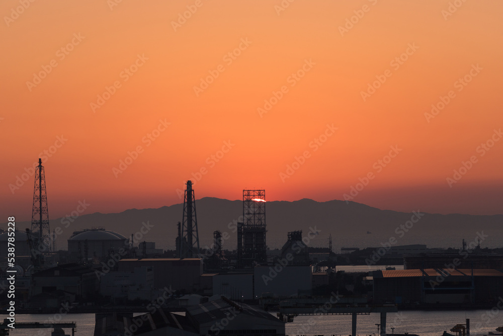 展望台から見た大阪堺の堺泉北港の夕方の風景