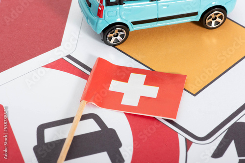 Flagge der Schweiz, Verkehrsschilder und ein Auto