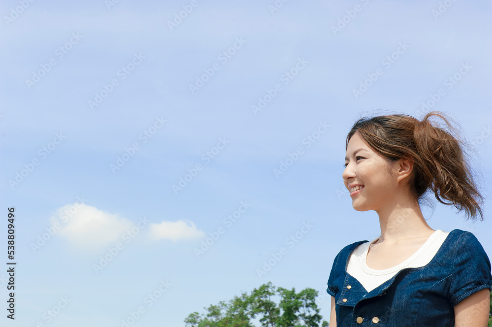 遠くを眺める女性 遠くを眺める女性