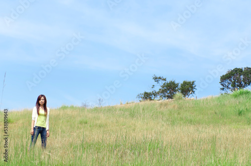 草原に立つ女性 © UTS