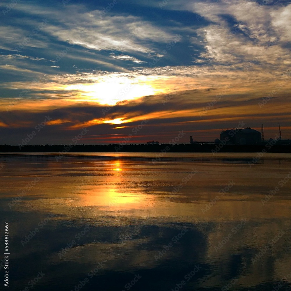 Obraz premium sunset over the river