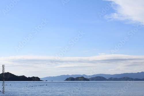 青空に流れる白い雲 