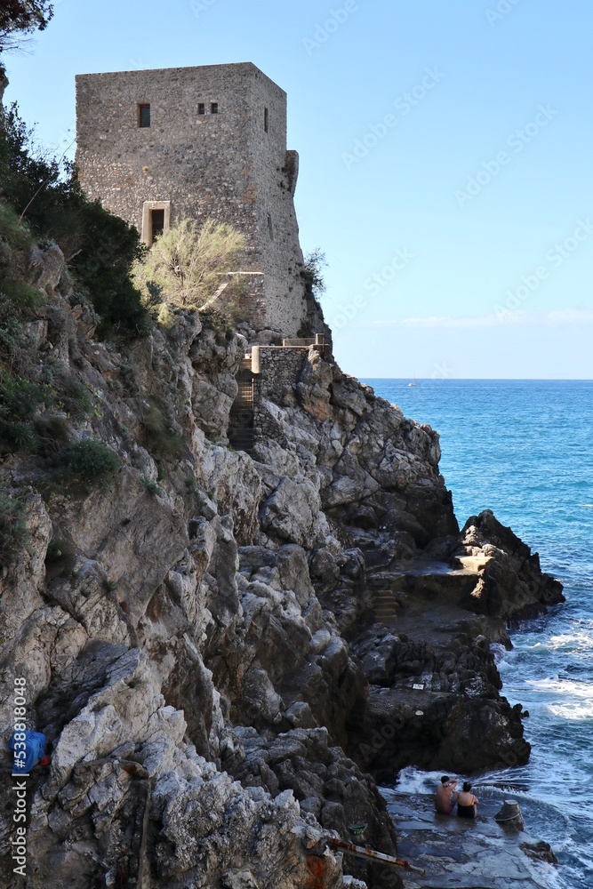 Praiano - Torre Saracena sulla scogliera di Vettica Maggiore