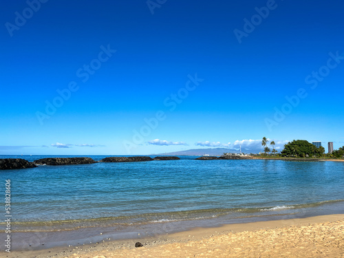 Foto Beautiful blue sky at Ala moana beach park in Hawaii