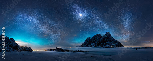 Foto milky way above frozen sea coast and snow covered