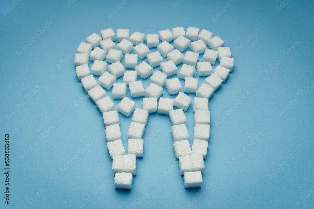 Obraz premium Kostki białego cukru na białym tle ułożone w ząb