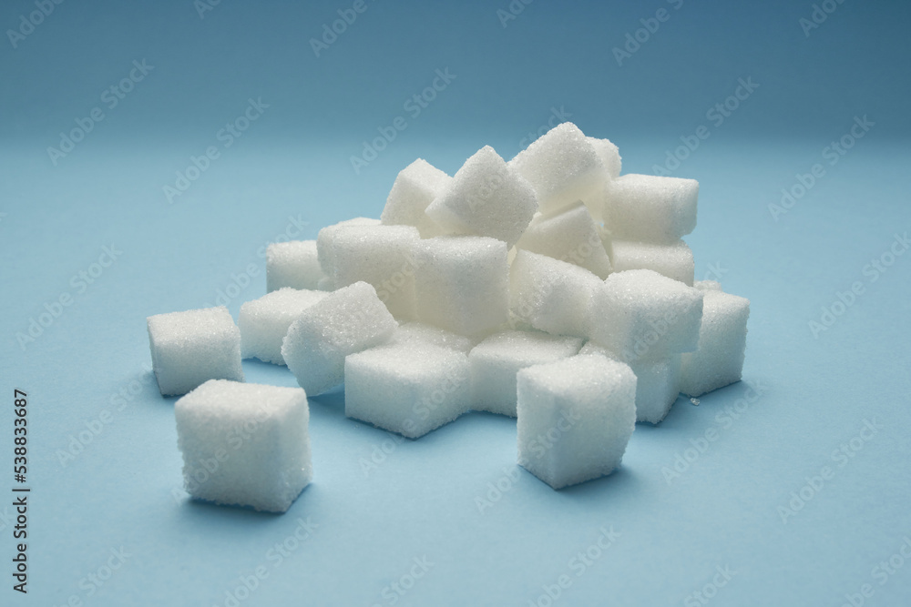 Obraz premium Kostki białego cukru na białym tle