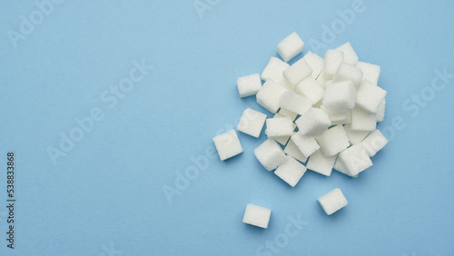 Kostki białego cukru na białym tle