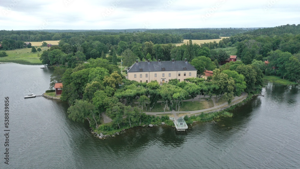 Fototapeta premium manoir sur les bords du lac Mälar (Mälaren) en Suède