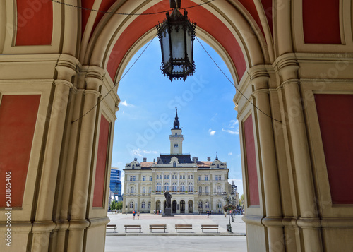 Fotografia City Hall viewed from below the arches of the Name of Mary Church, Liberty Squar
