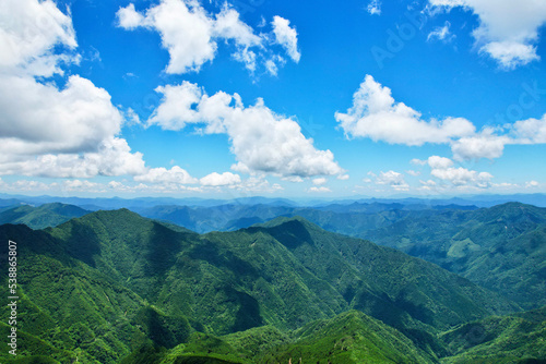 西日本一の石鎚山へと続く天空の道　UFOラインと呼ばれる愛媛県と高知県にまたがる四国の美しい尾根