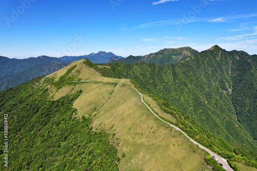 西日本一の石鎚山へと続く天空の道　UFOラインと呼ばれる愛媛県と高知県にまたがる四国の美しい尾根