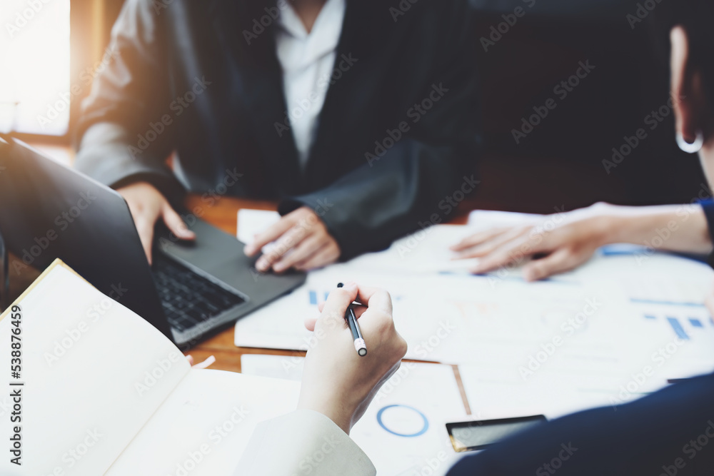 The company's businessmen meet and discuss to plan a marketing strategy and come to a conclusion on how to use the financial budget to avoid investment risks The company's businessmen meet and discuss to plan a marketing strategy and come to a conclusion on how to use the financial budget to avoid investment risks