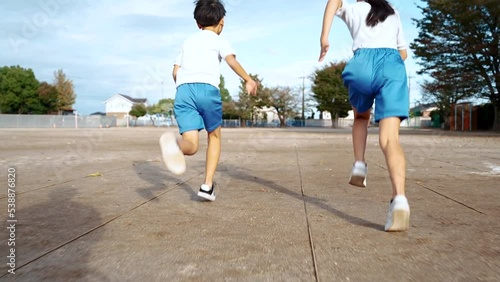 徒競走の練習をしている小学生の男の子と女の子