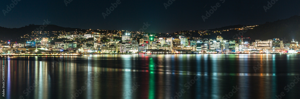 ニュージーランド　首都ウェリントンのオリエンタル・ベイから見えるウェリントン港の夜景