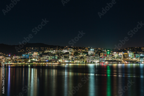 ニュージーランド　首都ウェリントンのオリエンタル・ベイから見えるウェリントン港の夜景 © pespiero