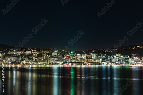 ニュージーランド 首都ウェリントンのオリエンタル・ベイから見えるウェリントン港の夜景